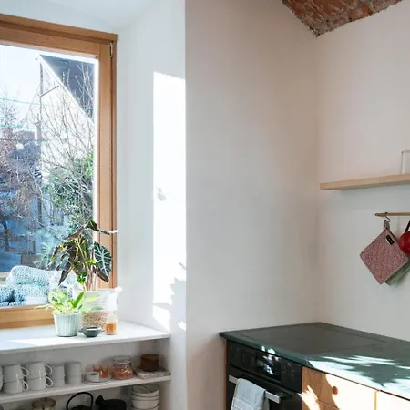 Lilly's Calm Souterrain With Garden شقة