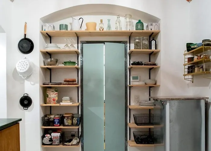 Lilly's Calm Souterrain With Garden アパート